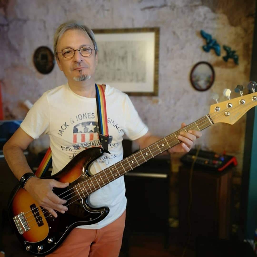 Bas Gitarla Evde